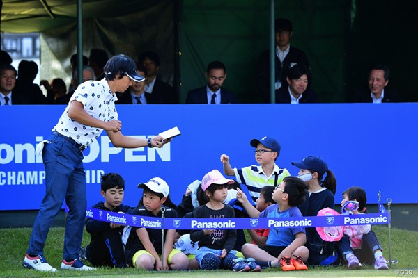 2018年 パナソニックオープンゴルフチャンピオンシップ 最終日 石川遼 1番ティの後方に設けられた升席（？）で特別に観戦するちびっ子たちにサインのサービス。