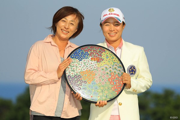 母・香奈子さん（左）と優勝を喜ぶ永峰咲希
