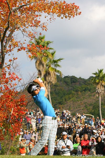 2009年 カシオワールドオープン2日目／石川遼 景色の良い11番のティグラウンドでこの日唯一のボギーを叩いてしまった石川遼