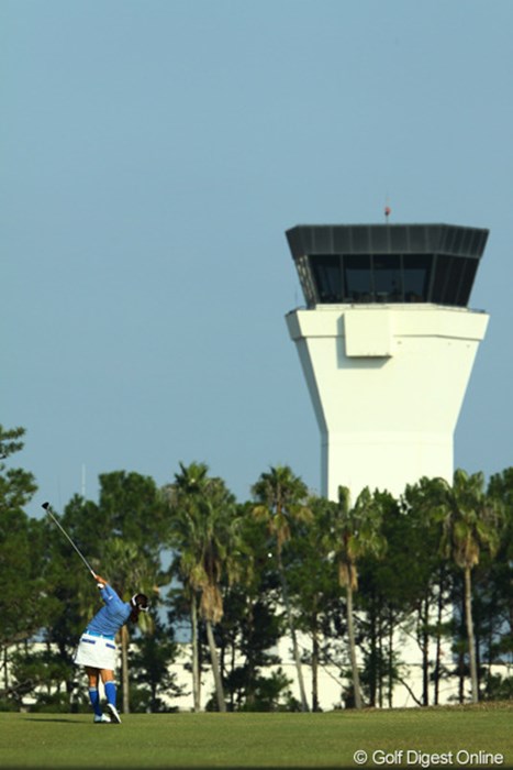 宮崎CCは、宮崎空港の隣です。奥に見えるのは管制塔です。 LPGAツアーチャンピオンシップリコーカップ2日目／2番ホール