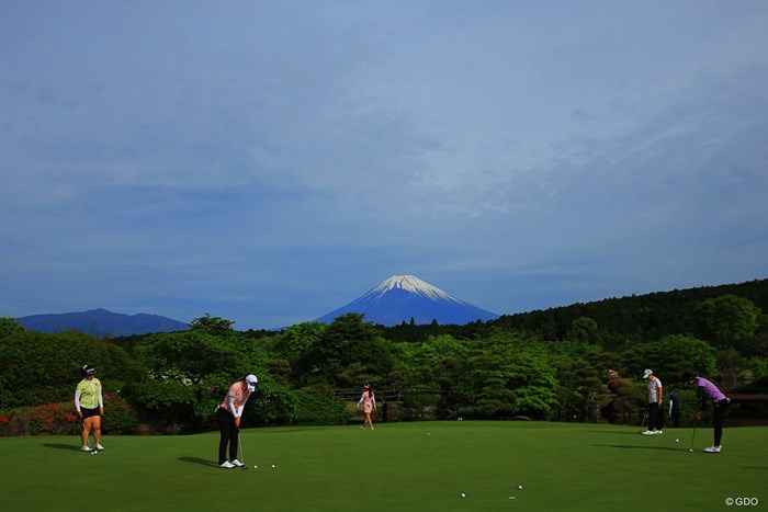 富士山見ながら朝のパッティング練習なんて気持ち良いですよねぇ。 2018年 サイバーエージェント レディスゴルフトーナメント 初日 練習グリーン