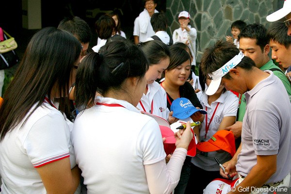 2009年 オメガミッションヒルズワールドカップ2日目 今田竜二 とにかく中国で大人気の今田竜二。若い女子に囲まれてまるでアイドルのよう！？