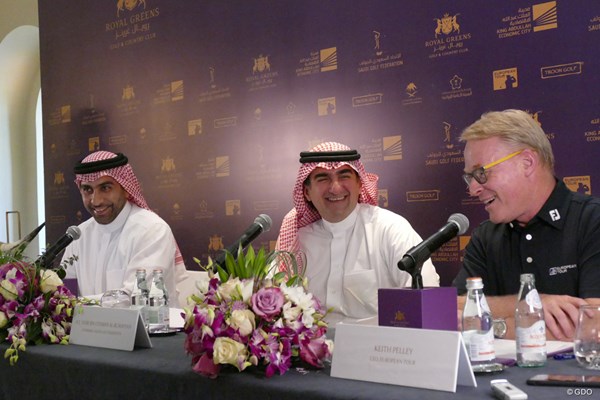 記者会見 記者会見に臨んだ（左から）ファハド・アルラシードKAECグループCEO、サウジアラビアゴルフ協会のヤシル・アルルマヤン会長、欧州ツアー...