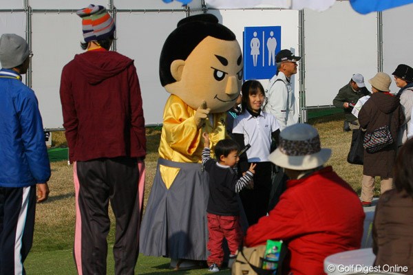 2009年 カシオワールドオープン 3日目 中岡慎太郎の着ぐるみ 「土佐・龍馬であい博（龍馬博）」から人気キャラクターが会場に駆けつけた。表彰式にも参加するかも