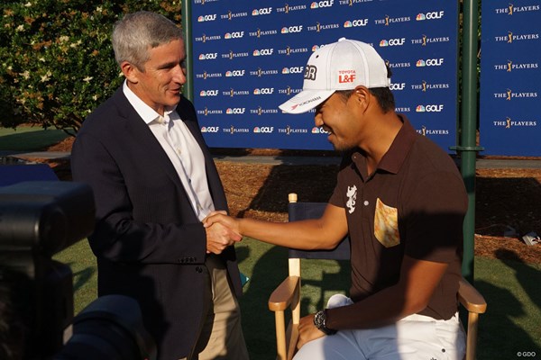 PGAツアーのコミッショナー、ジェイ・モナハン氏と握手を交わした小平智