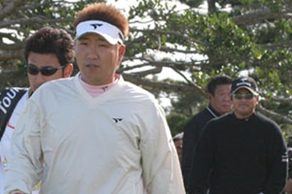 2006年度開幕戦「アジア・ジャパン沖縄オープン」で死闘を繰り広げた高山忠洋と宮里聖志