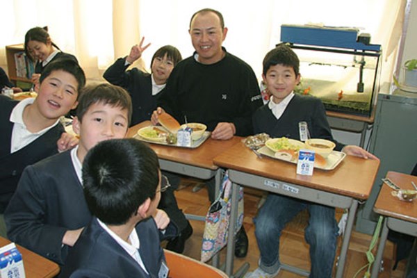 谷口徹が母校で子供たちと一緒に給食を囲んだ。だがその席で子供達の質問攻めに・・・