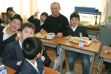 2006年 プレーヤーズラウンジ 谷口徹 谷口徹が母校で子供たちと一緒に給食を囲んだ。だがその席で子供達の質問攻めに・・・