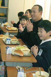 2006年 プレーヤーズラウンジ 谷口徹 子供たちと一緒に給食に手をあわせる谷口徹