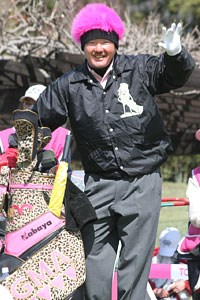 2006年 プレーヤーズラウンジ 立山光広 寒さよけの毛糸帽も、ピンク。キャディバッグはアニマルの総柄だ