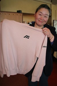 2006年 プレーヤーズラウンジ 柴田淳子さん ボランティア暦15年の柴田夫妻の淳子さん。現在入院中の夫、英雄さんにと川岸良兼プロがセーターをプレゼントした