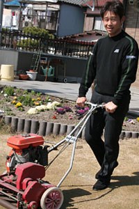 2006年 プレーヤーズラウンジ 桑原克典 ガーデニングの趣味を生かしてパッティンググリーンから家庭菜園まで手掛ける桑原克典