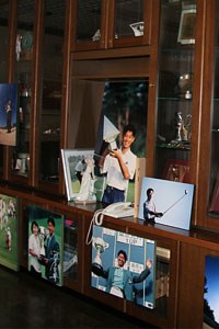 2006年 プレーヤーズラウンジ 桑原克典 桑原克典が今までに手に入れた優勝カップがズラリ。アマチュア時代のものも含めて合計116個ある