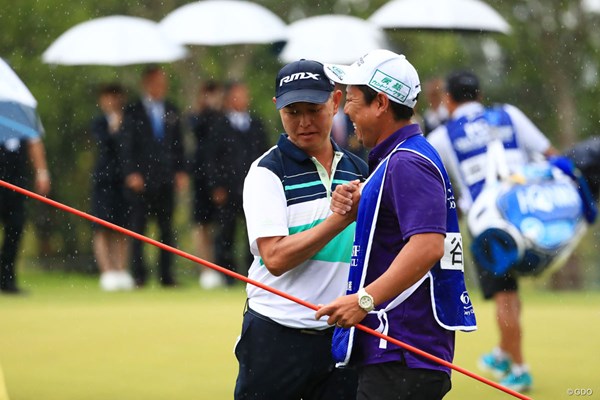 2018年 日本プロゴルフ選手権大会 最終日 谷口徹 最終盤に極限まで集中力を高めた。谷口徹（左）が復活優勝