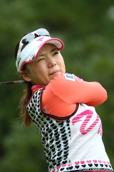 2009年 国内女子「LPGAツアーチャンピオンシップリコーカップ」最終日 有村智恵 どこかを痛めながらのラウンドだったのだろうか。顔をしかめながらティーショットを放つ。女王になるには優勝が絶対条件だったが、争いに加わる事ができなかった