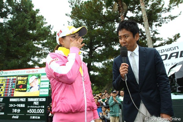 2009年 国内女子「LPGAツアーチャンピオンシップリコーカップ」最終日 横峯さくら 年頭に掲げた賞金女王宣言を見事に有言実行。綺麗なうれし涙でした
