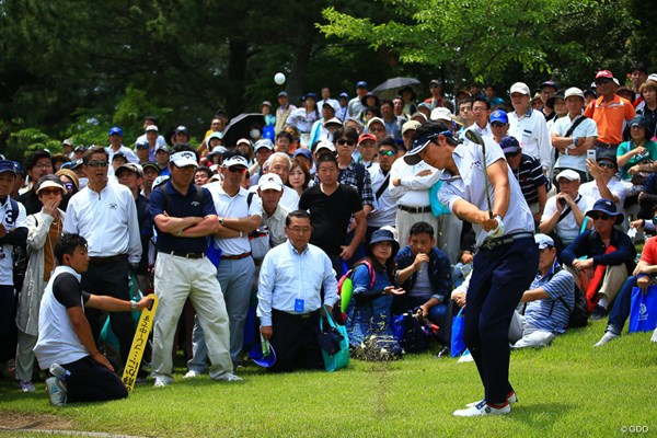 2018年 関西オープンゴルフ選手権競技 初日 石川遼 ギャラリーが見守る18番グリーン左からのアプローチ