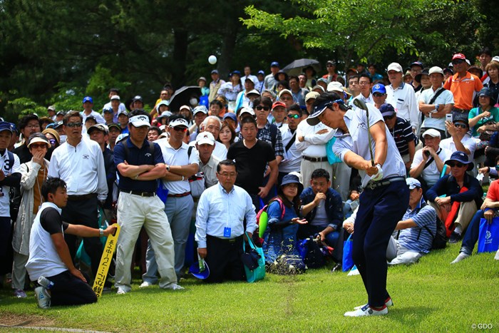 ギャラリーが見守る18番グリーン左からのアプローチ 2018年 関西オープンゴルフ選手権競技 初日 石川遼