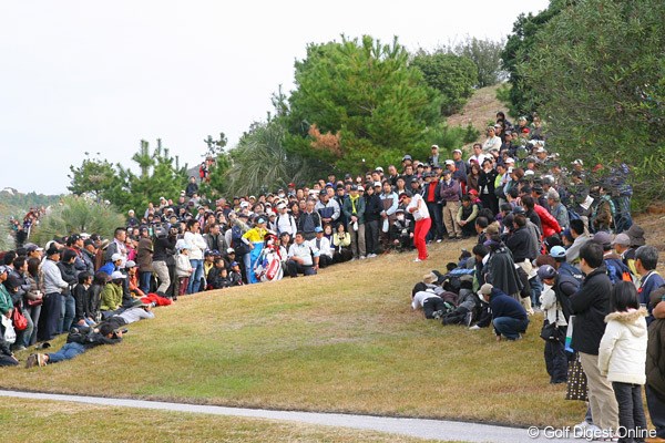 2009年 カシオワールドオープン 最終日 石川遼 1番でティショットを左に曲げた石川遼。ここからナイスリカバリーで2オンに成功