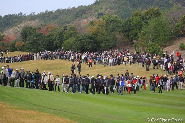 2009年 カシオワールドオープン 最終日 ギャラリー 石川の最終組には大行列が発生！いつまでも人の列が途切れません！