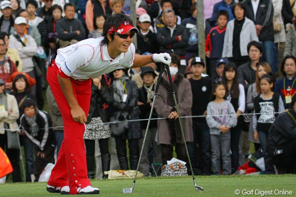 2009年 カシオワールドオープン 最終日 石川遼 笑顔じゃないですよ！8番のグリーンは本当に見難いんです「ピンはどこ？」
