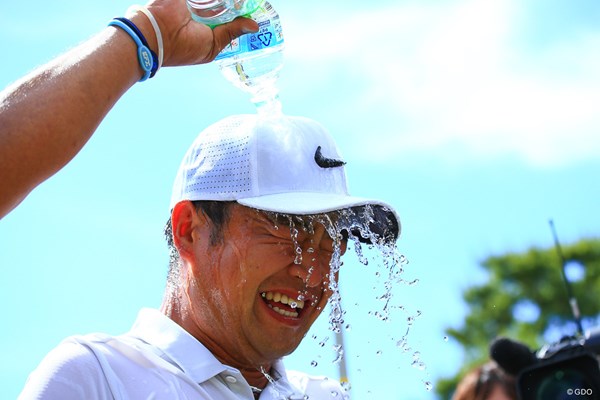 2018年 関西オープンゴルフ選手権競技 最終日 時松隆光 逆転で今季1勝目を挙げた時松隆光。仲間から手荒い祝福を受けて笑顔