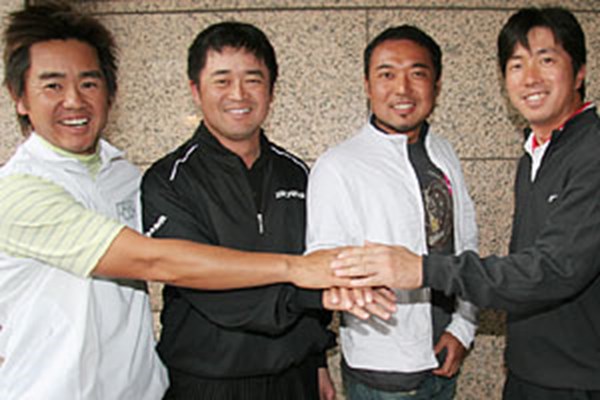 横田選手会長をはさんで、左から副会長の藤田寛之、3番目に片山晋呉、深堀圭一郎。「力を合わせて、男子ツアーを引っ張ります！」