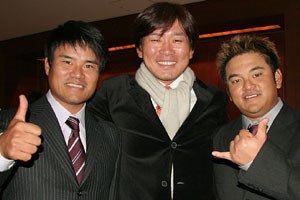 2006年 プレーヤーズラウンジ 塚田好宣 昨年12月のジャパンゴルフツアー表彰式で撮影したもの。右から、宮里家の長男・聖志、塚田、同次男の優作