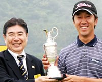 2006年 プレーヤーズラウンジ S.K.ホ 大会実行委員長・水野正人さん（左）からトロフィーを受け取るS.K.ホ（右）