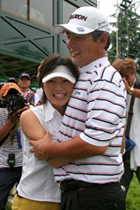 ツアー2勝目を果たした高橋の応援に駆けつけた妻の葉月さん 2006年 プレーヤーズラウンジ 高橋竜彦