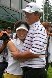 2006年 プレーヤーズラウンジ 高橋竜彦 ツアー2勝目を果たした高橋の応援に駆けつけた妻の葉月さん