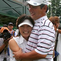 ツアー2勝目を果たした高橋の応援に駆けつけた妻の葉月さん 2006年 プレーヤーズラウンジ 高橋竜彦
