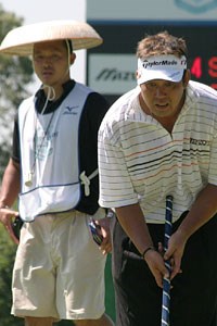 2006年 プレーヤーズラウンジ 串田雅実さん 小山内護 小山内護の右後ろにいるのがキャディの串田雅実さん。今週は「清水の次郎長」を意識し三度笠で登場