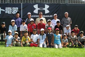 2006年 プレーヤーズラウンジ 伊澤利光 レッスン会に参加したコーチ陣と子供たち。夏休みの良い思い出作りができたかな！？
