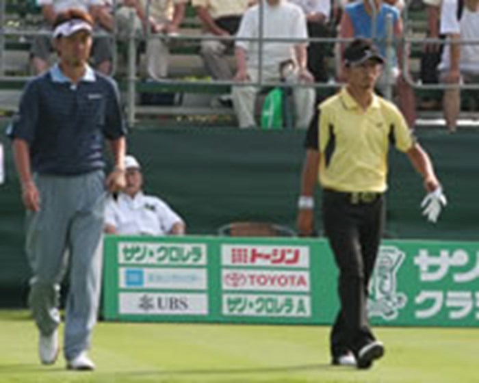 星野英正（左）と近藤智弘 学生時代のライバルはプロになってからも良きライバルだ 2006年 プレーヤーズラウンジ 星野英正（左） 近藤智弘