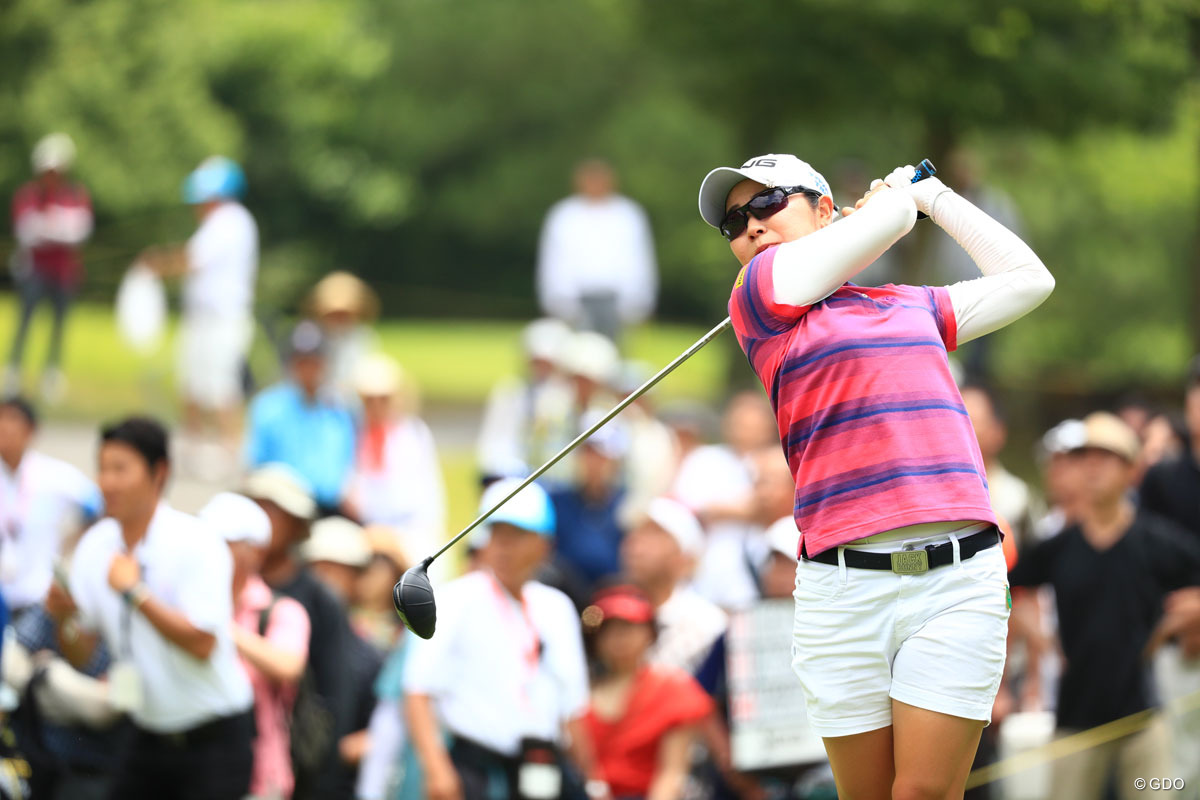 比嘉真美子が首位 2差3位に高3アマ安田祐香