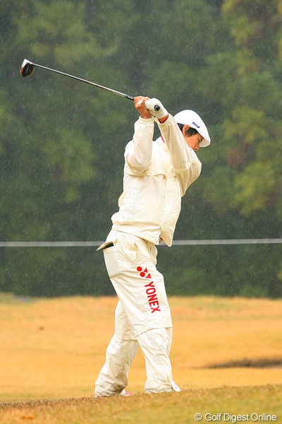 2009年 ゴルフ日本シリーズJTカップ 初日 石川遼 ティショットの待ち時間、入念にスイングチェックをしていた石川遼