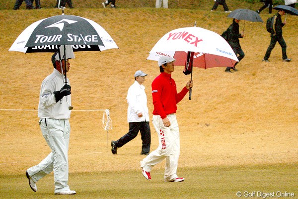 2009年 ゴルフ日本シリーズJTカップ 初日 石川遼＆池田勇太 今大会の主役の2人は、言葉を交わす場面はほとんど見られなかった