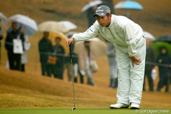 2009年 ゴルフ日本シリーズJTカップ 初日 池田勇太 腰痛のため、ラインを読む時の姿勢も中腰となる池田勇太