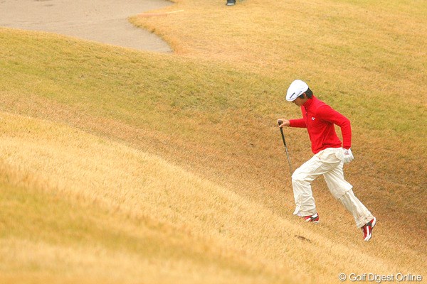 2009年 ゴルフ日本シリーズJTカップ 初日 石川遼 ティショットでトラブル続き。この日は斜面を駆け上がる姿を何度みたことか