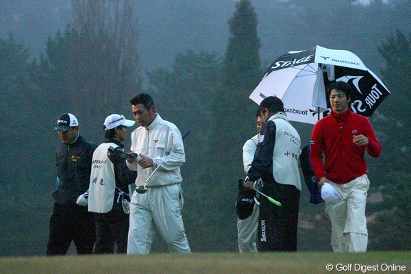 2009年 ゴルフ日本シリーズJTカップ 初日 石川遼＆池田勇太 最終組がホールアウトしたころは夕闇に包まれ、18番グリーンには照明が灯された