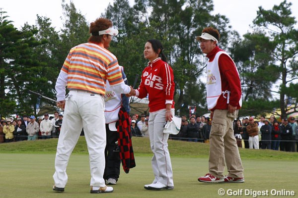 2006年 アジア・ジャパン沖縄オープン 2日目 宮里藍 ホールアウト後、一緒にラウンドした宮本勝昌と握手を交わす宮里藍