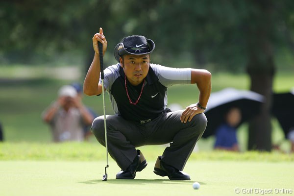2006年 日本オープンゴルフ選手権競技 初日 片山晋呉 グリーンのラインを読む片山晋呉。決めるべきところでバーディを奪った