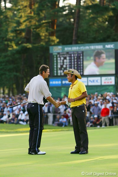 2006年 日本オープンゴルフ選手権競技 最終日 ポール・シーハン 片山晋呉 最終18番ホールアウト後、共に戦った健闘をねぎらい握手をするP.シーハンと片山晋呉