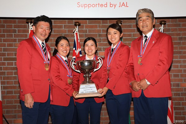 団体戦女子優勝の仲良し3人娘と角谷コーチ（左）、橋田キャプテン（右）