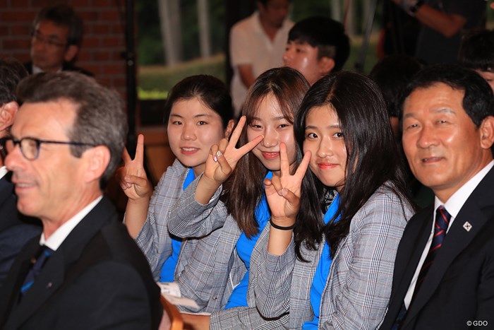閉会式前に団体2位韓国チームのピース 2018年 トヨタ ジュニアゴルフワールドカップSupported by JAL 最終日 韓国チーム