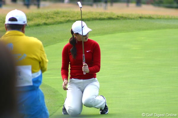 2006年 カシオワールドオープンゴルフトーナメント 2日目 ミッシェル・ウィ 9番バーディパットは惜しくも入らず、思わずひざを崩すミッシェル・ウィ