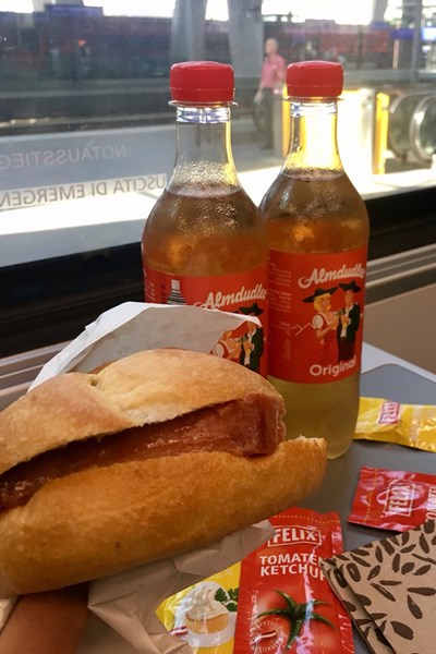 2018年 レバーケーゼセンメルとアルムドゥードラ オーストリアの駅の売店で買えるランチ。電車の中ではずっとコレを食べてました