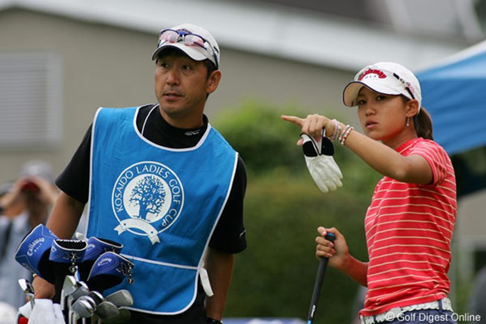 初優勝を目指す上田桃子（右）とキャディも務めるコーチの江連忠 2006年 廣済堂レディスゴルフカップ 初日 上田桃子
