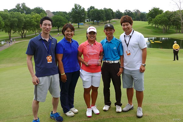 母（左から2番目）らサポートしてくれたスタッフらと記念写真を撮る畑岡奈紗